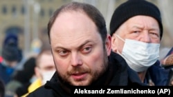 Vladimir Kara-Murza leaves flowers near the place where Boris Nemtsov was gunned down in Moscow on February 27, 2021.