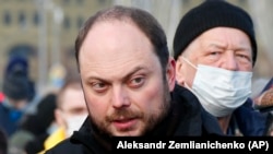 Opozantul rus Vladimir Kara-Murza la Moscova, după ce a depus flori la locul unde a fost ucis unul din liderii opoziției, Boris Nemțov, Moscova, 27 februarie 2021.