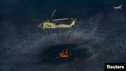 Верталёт падбірае астранаўтаў, каб даставіць на борт карабля, 10 красавіка