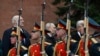 Президент РФ Володимир Путін (в центрі) під час церемонії покладання квітів до Могили Невідомого солдата біля Кремлівської стіни в центрі Москви, 9 травня 2026 року