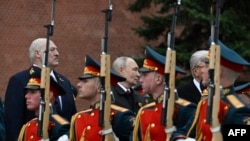 Президент РФ Володимир Путін (в центрі) під час церемонії покладання квітів до Могили Невідомого солдата біля Кремлівської стіни в центрі Москви, 9 травня 2026 року