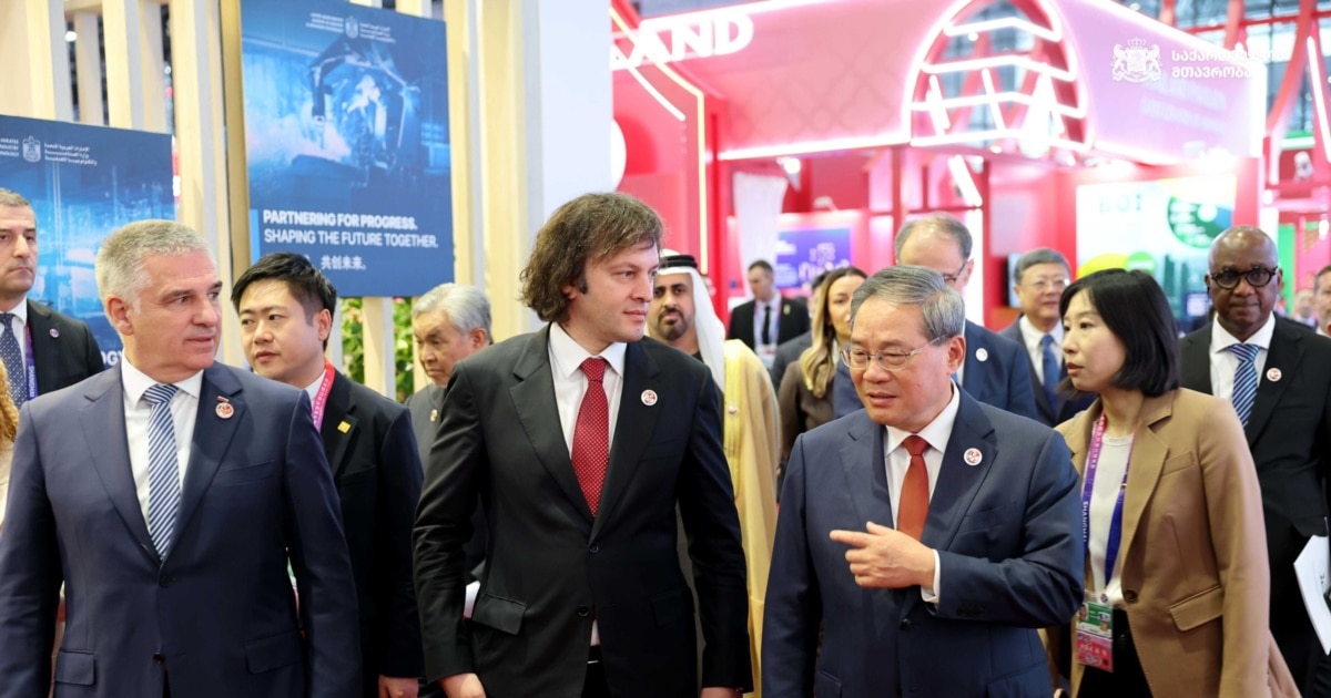 საპატიო სტუმარი ჩინეთში, კრიტიკის სამიზნე ევროპაში – თბილისი ბრიუსელსა და შანხაის შორის