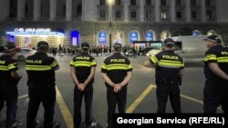 კახა კალაძის შტაბის გახსნისას პოლიცია მელიქიშვილის გამზირზე წესრიგს იცავს - საზეიმო ღონისძიებამ სულ რამდენიმე წუთს გასტანა. 3 ნოემბერი, 2025 წელი 