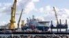 Az Akademik Cherskiy orosz építőhajó várakozik Mukran kikötőjében, a balti-tengeri Ruegen szigeten, Németország északkeleti részén, 2020. szeptember 7-én.
