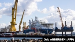 Az Akademik Cherskiy orosz építőhajó várakozik Mukran kikötőjében, a balti-tengeri Ruegen szigeten, Németország északkeleti részén, 2020. szeptember 7-én.