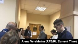 Алексей Навальный (в центре) в суде по делу «о клевете на ветерана», 5 февраля 2021
