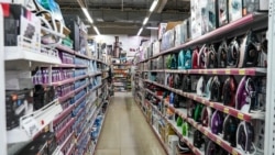 Produkte kineze në një dyqan në Kosovë.