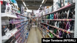 Produkte kineze në një dyqan në Kosovë.