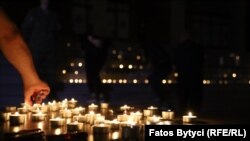 Илустративна фотографија/ Палење свеќи во чест на жртвите автобуска несреќа во Хрватска, која се случи минатото лето при што загинаа 10 лица кога автобус кој возел од Германија кон Косово излета од патот во близина на Славонски Брод