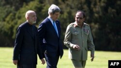 
بېلجیم ـ د امریکا بهرنیو چارو وزیر جان کېري، له افغان ولسمشر حامد کرزي، د پاکستان له پوځي مشر جنرال اشفاق کیاني سره د بروسلز غونډې د وقفې پر مهال د خبرو په حال کې. ۲۴م اپرېل ۲۰۱۳
