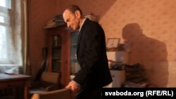 Сяргей Ханжанкоў у сваёй менскай кватэры, 2013 год 