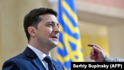 Şol wagt prezidentlige dalaşgär bolan Wolodymyr Zelenskiý "Halkyň gullukçysy" serialynda surata düşýär. Kiýew. 6-njy mart, 2019 ý.