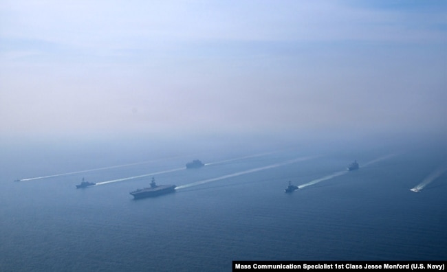 Një flotë anijesh detare amerikane të udhëhequra nga aeroplanmbajtësja USS Abraham Lincoln në Detin Arabik më 6 shkurt, pak para se të niste Operacioni "Tërbimi Epik".