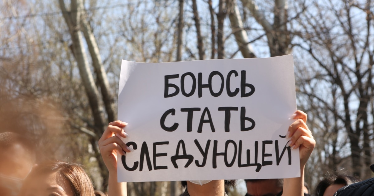 Қара жігіт ақ балапанды алып, оның қызғылт кискасын трахает