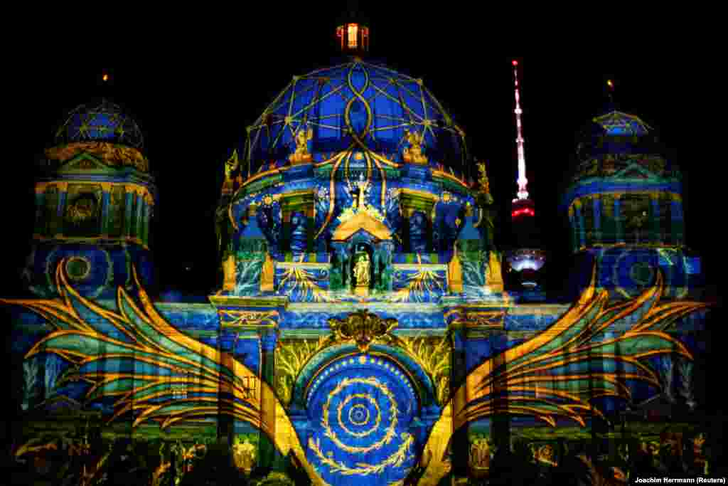 ბერლინში ყოველწლიური სინათლის ფესტივალი დაიწყო. ფესტივალის ფარგლებში ქალაქის ღირსშესანიშნაობები, შენობები და მონუმენტები სხვადასხვა ფერის შუქებით ნათდება. წლევანდელი ფესტივალის მესიჯი კორონავირუსის წინააღმდეგ გაერთიანებაა. 📸: REUTERS/Joachim Herrmann