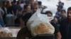Palestinezët në jug të Rripit të Gazës duke pritur në radhë për të blerë bukë. 18 tetor 2023.