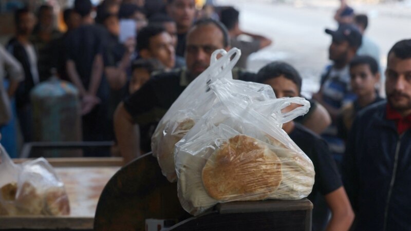 Gaza nën rrethim: Radhë për bukë, ujë i ndotur dhe shpërthime të pareshtura