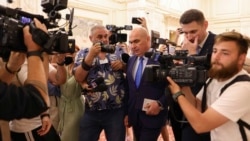 Ilie Bolojan sosind la Parlament, la București, pe 7 iulie 2025.