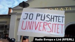 Pamje nga protestat e studentëve para Rektoratit 