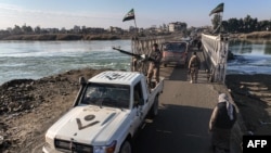 ورود نیروهای ارتش سوریه به استان دیر‌الزور با عبور از پلی روی رود فرات