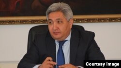 Болот Отунбаев.