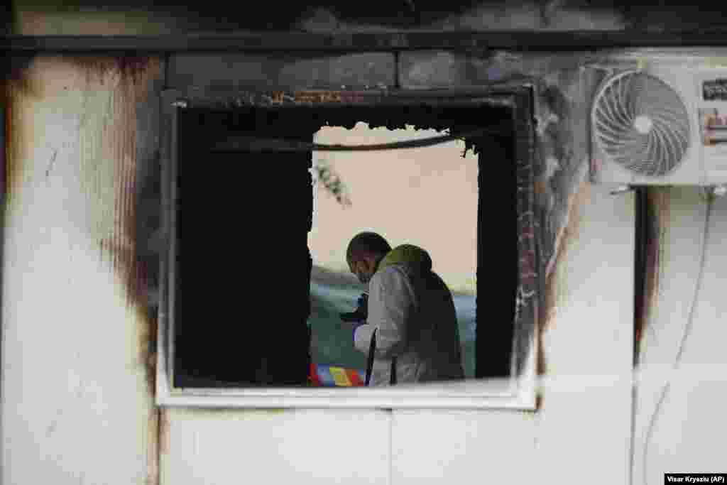 Forenzičari na mjestu požara u Tetovu 9. septembra