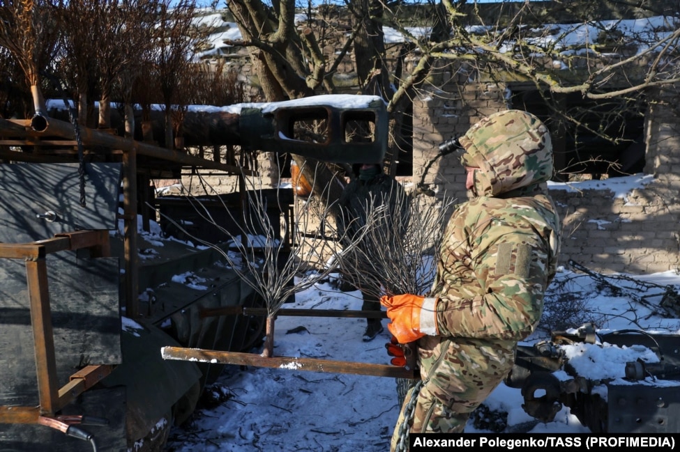 Një mekanik vendos kunja kundër dronëve në një tanke ruse në Zaporizhja.