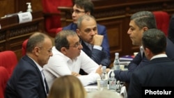 Armenia - Senor lawmakers from the opposition Hayastan and Pativ Unem alliances talk during a parliament session in Yerevan, August 24, 2021.