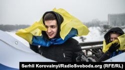 Ukraine -- Ukrainians joined the two banks of the Dnieper yellow-blue flag of Ukraine Unification Day, Kyiv, 22Jan2016