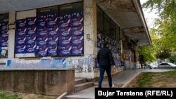 Posterë të Listës Serbe për zgjedhjet lokale të vendosura në Mitrovicë të Veriut. Mediat ruse e portretizuan këtë parti si adresë për serbët në Kosovë.