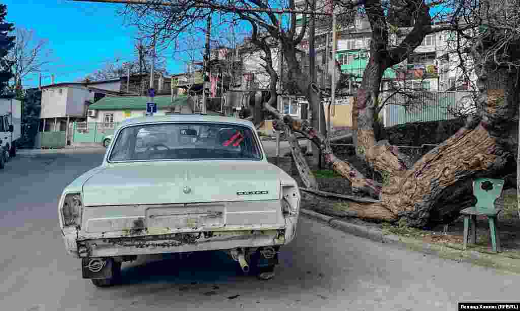 Стара, швидше за все, не на ходу &laquo;Волга&raquo; там же. &laquo;Рух &ndash; життя!&raquo;, &ndash; написано на її задньому склі