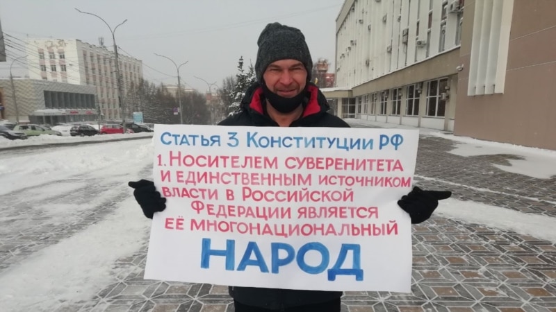 В Кирове полицейские приехали домой c административным протоколом к активисту Сергею Дядькину
