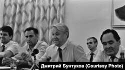 Rusiya prezidenti Boris Yeltsin və Tatarıstan prezidenti Mintemir Şaymiyev Kazanda