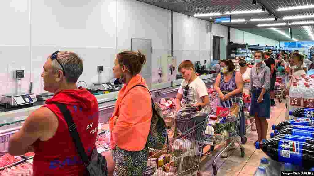 Supermarketniñ et satılğan bölüginde bazı müşteriler maskasız