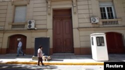 Здание посольской школы России в Буэнос-Айресе, где обнаружили 12 чемоданов с 400 кг наркотика. Фото: Reuters