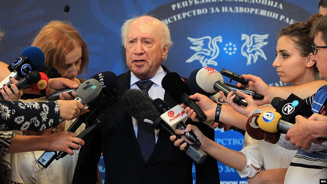 Посредникот на ОН во спорот за името Метју Нимиц дава изјава за медиумите во Скопје. 