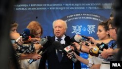 Архива: Посредникот на ОН во спорот за името Метју Нимиц дава изјава за медиумите во Скопје. 