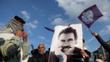 Demonstrues duke mbajtur një fotografi të udhëheqësit të burgosur të militantëve kurdë, Abdullah Ocalan, në Dijarbakër, Turqi. Fotografi nga arkivi.