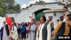 People gather outside the Pakistani Embassy to obtain visas after the Taliban seized power in August 2021.