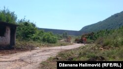 Bageri i radnici ispod zida budućeg državnog zatvora