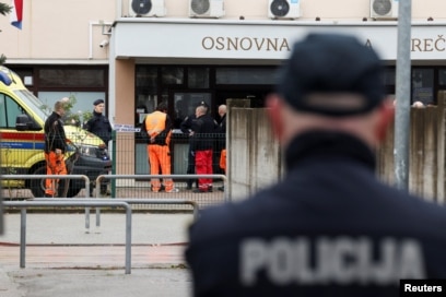 Ekipet e mjekëve dhe policia në shkollën ku ndodhi sulmi.