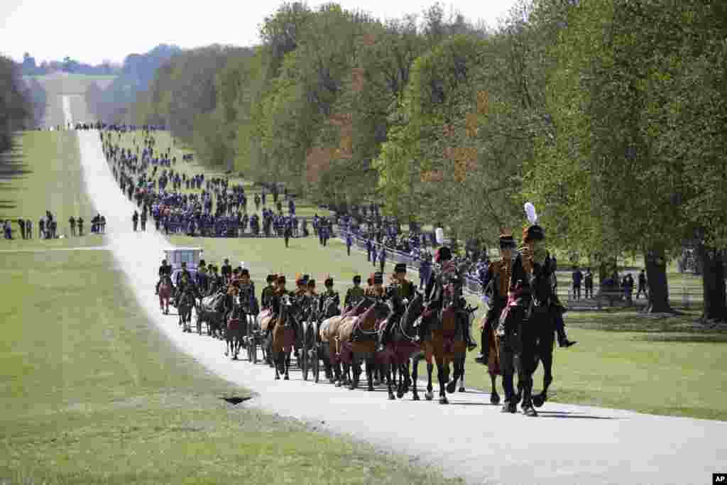 Офіцери Її Величності загону королівської кінної артилерії прибули, щоб віддати честь британському принцу Філіпу у день його похорону у Віндзорі, Велика Британія, 17 квітня 2021 року