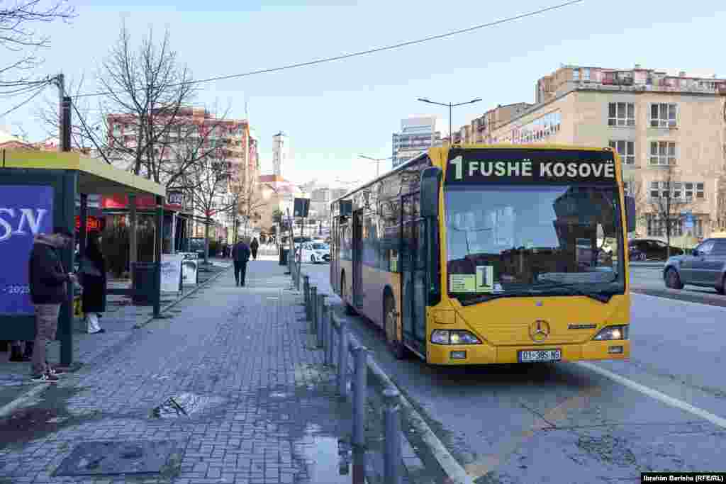Jedini autobusi viđeni u glavnom gradu bili su oni na linijama koje vode do Kosova Polja ili Obilića, opština koje graniče s Prištinom.