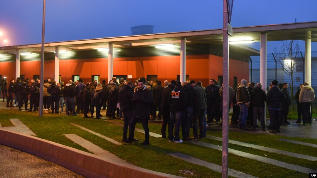 Okupljeni ispred zatvora Vendin-le-Vieil na severu Francuske, 12. januar 2018.