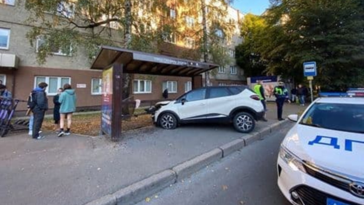 В Калининграде автомобиль въехал в автобусную остановку с людьми