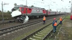 Бар асари бархӯрди қатори роҳи оҳан бо автобус 16 муҳоҷири корӣ ҳалок шуданд