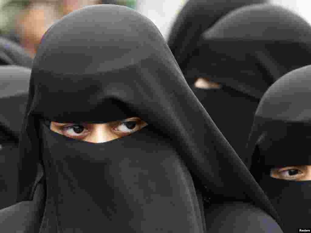 Həcc zamanı qadınlar &uuml;zlərini &ouml;rtməməlidirlər. Onlar Məkkəni m&uuml;şayiətsiz ziyarət edə bilməzlər. (reuters) &nbsp; 