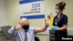 Boris Johnson brit miniszterelnök, miután megkapta az AstraZeneca/Oxford koronavírus elleni vakcináját