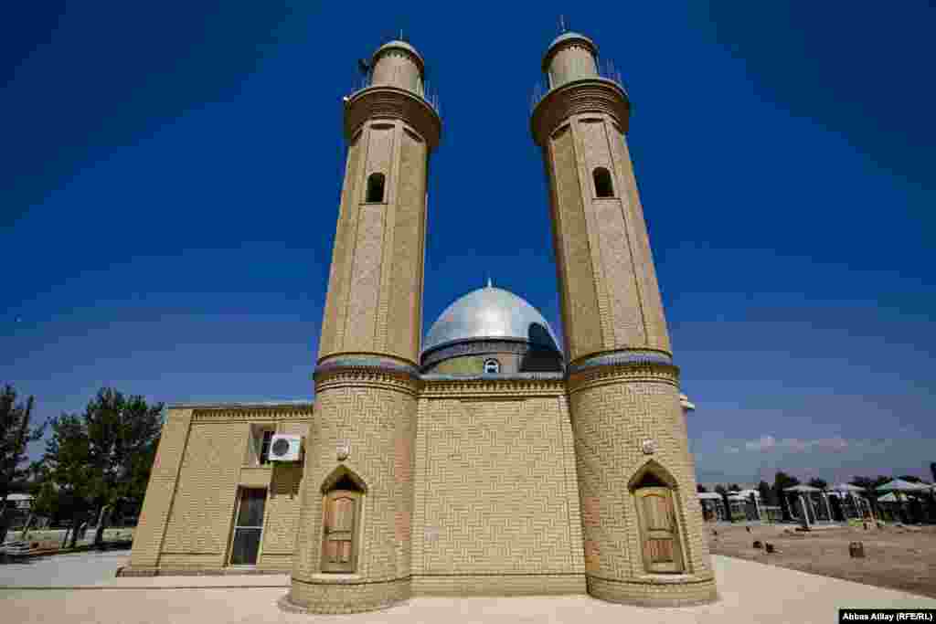 Kompleksin özəyini təşkil edən türbənin içərisində ziyarət obyekti olan bir qəbir var. Qəbrin üstü sənduqə formasında olub gəclə örtülmüş, üzərinə qara örtük salınmışdır. Zəvvarlar qəbri ziyarət edir, nəzir verir, qurban kəsirlər.