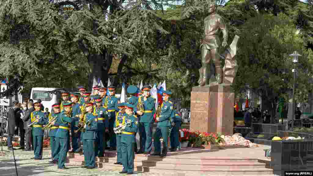 Військовий оркестр Росгвардії в повному складі був без захисних масок